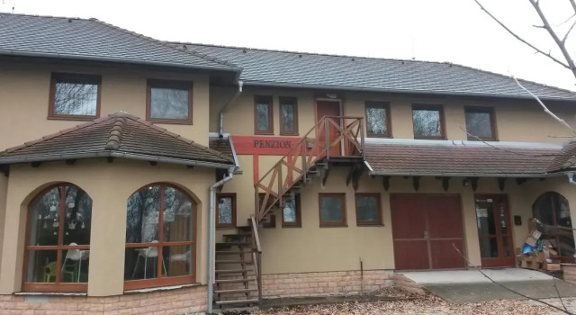 Guest House Meat Heads Pub, Rezervați Pensiune Komarno Nitriansky kraj