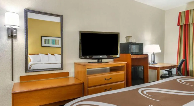 Номер Standard Quality Inn Fayetteville Near Historic Downtown Square