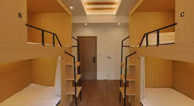 Кровать в общем номере (мужской номер) Da Le Zhi Ye Homestay