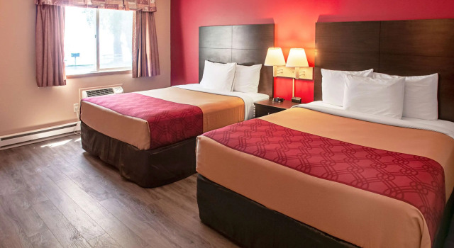 Четырёхместный номер Standard Econo Lodge Menomonie On The Bay