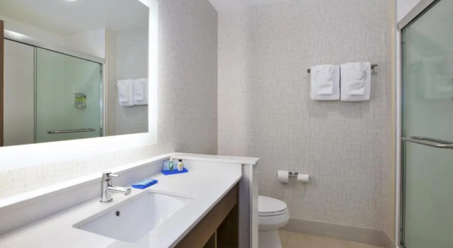 Четырёхместный номер Standard Holiday Inn Express Grand Rapids Airport North by IHG