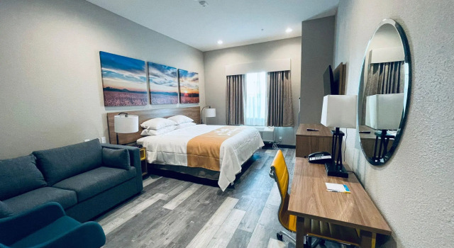 Номер Standard Days Inn & Suites by Wyndham Tomball Houston NW