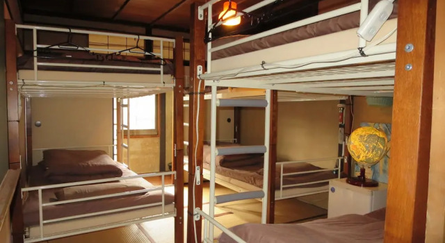 Кровать в общем номере Fuji Hostel