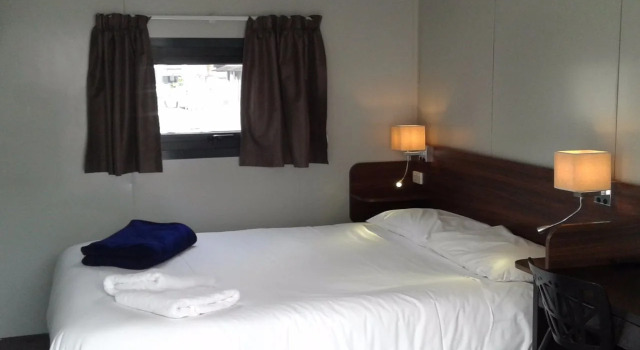 Shooters Saloon Bar Hotel & Cabins, Rezerwuj Hotel Hotele w Auckland Region z parkingiem, Parking