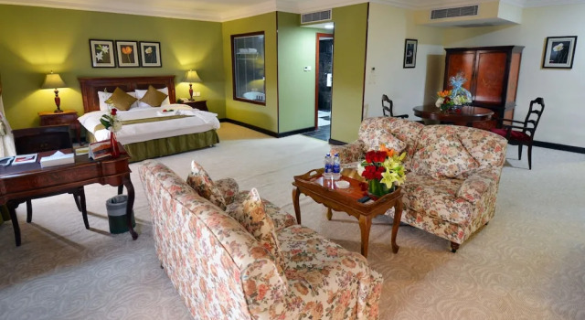 Семейный люкс с балконом The Convention Center & Royal Suites Hotel