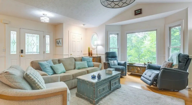Blue Ridge Mtn Retreat: Porches & Creek Access, Reserva ahora Casa o chalet Hendersonville Carolina del Norte