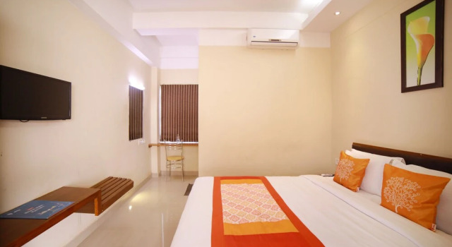 OYO 2300 Hotel The Platinum Inn, Забронировать Отель Отели штата Кералы с парковкой, Парковка