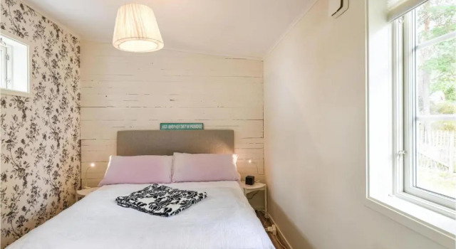 3 Bedroom Beautiful Home In Lidköping, Book Hotel  