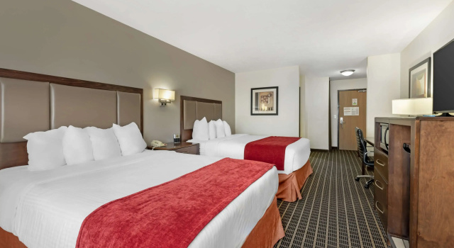 Четырёхместный номер Standard Best Western Plus Eagleridge Inn & Suites