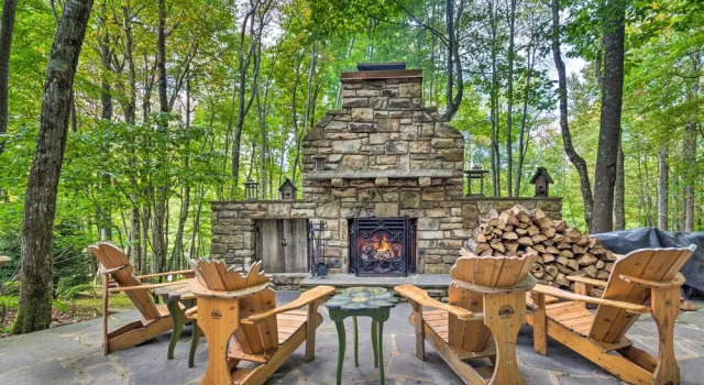 Screened Porch + 3 Decks: Beech Mountain Cabin
