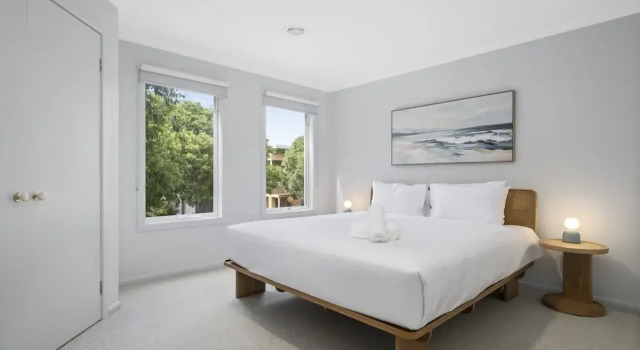 Elegant 3-bed Townhouse in Leafy Kensington, Book Apartment Melbourne 