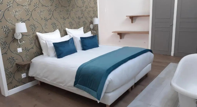 Le Charles V, Book Hotel Hotels in Burgundy with a Pool, Swimming Pool