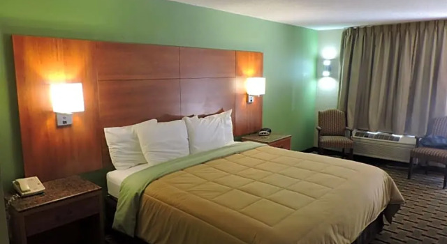 Номер Standard Days Inn by Wyndham Conover-Hickory