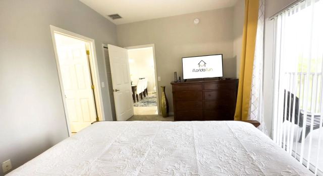 Amazing 4 bedrooms and 3 baths 2 miles from Disney