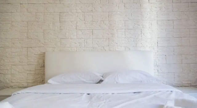 White and Clean Apartment near Metro MM1