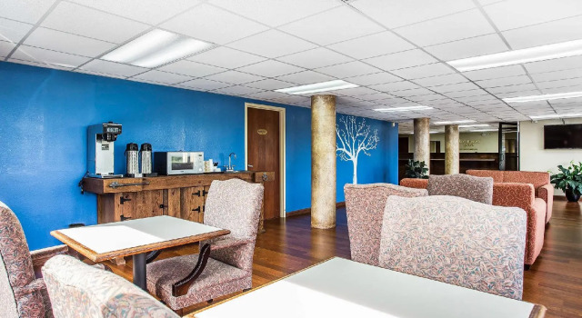 Super 8 Claremont East Hickory, Book Hotel Hoteller i Conover med morgenmad, Morgenmad