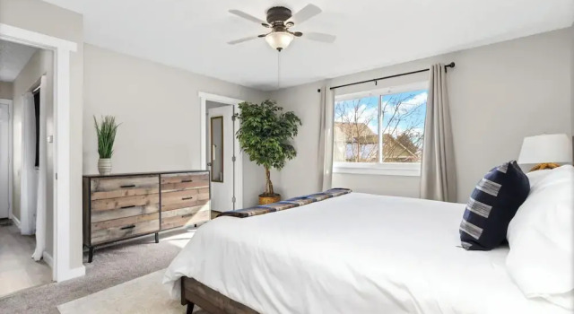 Chimney Park Retreat King Suite + Fenced Yard, Reserva ahora Casa o chalet Cabañas en Windsor, Cabaña