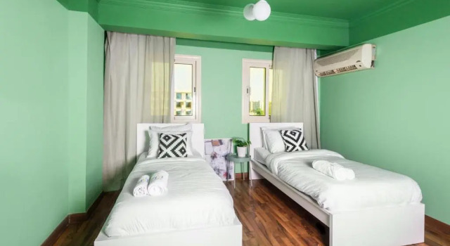 Distinct & Decent 2 BDR Apt Steps From Nightlife and Airport, Rezervovat Hotel Heliopolis 