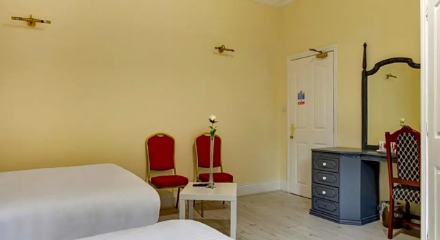 Четырёхместный семейный номер Standard Empire Hotel