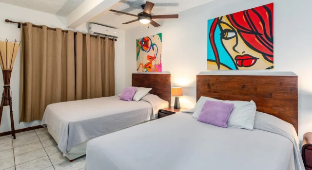Коттедж с 4 комнатами рядом с пляжем 5-BD Beachfront, Ocean-View Hillside Home