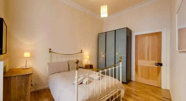 Апартаменты ALTIDO Spacious 2Bed in Heart of Old Town - Diagon Alley