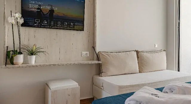 Четырёхместный полулюкс с видом на бассейн Magique Bleu Suites