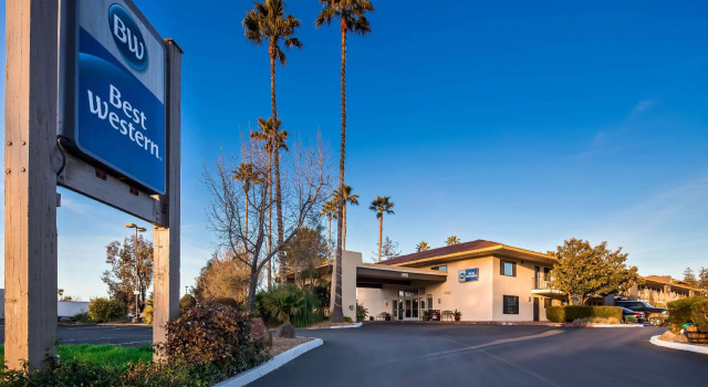 Кровать в общем номере Sonoma Winegrowers Inn