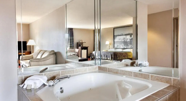 Четырёхместный Studio Suite Super 8 by Wyndham Niagara Falls