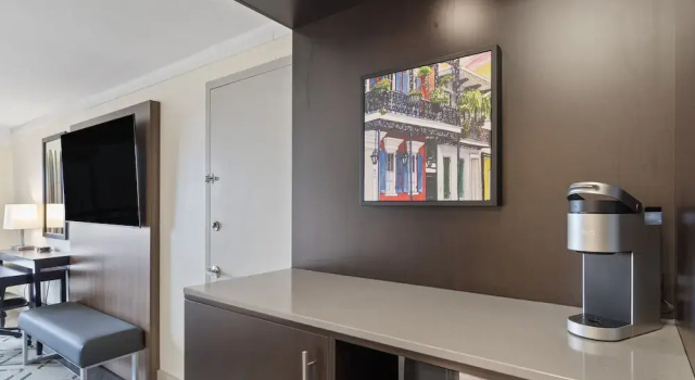 Четырёхместный номер Standard с видом на бассейн Crowne Plaza Executive Center Baton Rouge by IHG