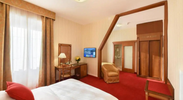Трёхместный номер Standard с видом на город Golf Hotel René Capt