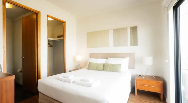 Lovely 2BR Apartment in West Perth With Parking!, Забронировать Апартаменты/квартира Отели Перта с парковкой, рядом с Военный мемориал Kings Park, Парковка
