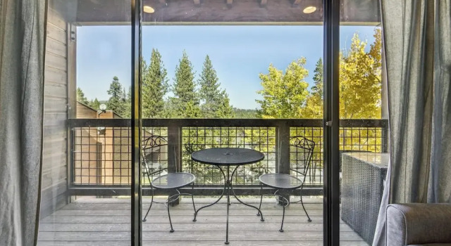 On-site Skiing: Truckee Studio w/ Balcony