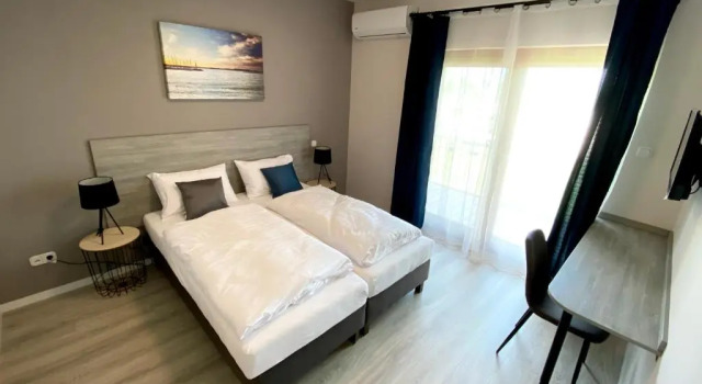 Hotel Holiday, Забронировать Отель Отели Шиофок с парковкой, рядом с Железнодорожный вокзал Шиофок, Парковка