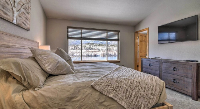 7 Mi to Keystone: Waterfront Home w/ Scenic Views, Rezerwuj Apartament Hotele w Vail Ski z parkingiem, Parking