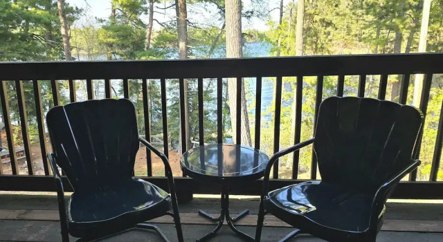 Standard- dobbelt værelse med altan med søudsigt Silver Rapids Lodge