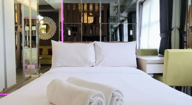 Апартаменты Deluxe Spacious and Unique Studio with City View Apartment at Parahyangan Residence By Travelio