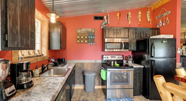 Коттедж с 2 комнатами Lakeside Cabin w/ Fire Pit: Near Pine Point Park!