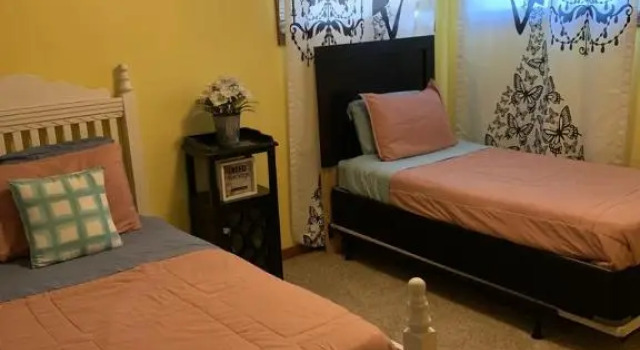 Коттедж Niagara Falls Private Brick Vacation Home