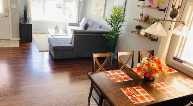 Люкс Sweet 5 bedrooms single house in Hinton