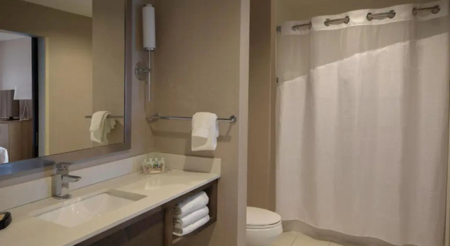 Четырёхместный номер Standard Holiday Inn Cincinnati North West Chester by IHG