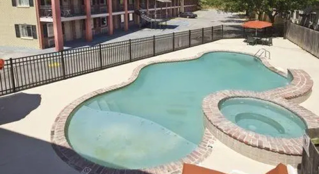 Econo Lodge Inn & Suites