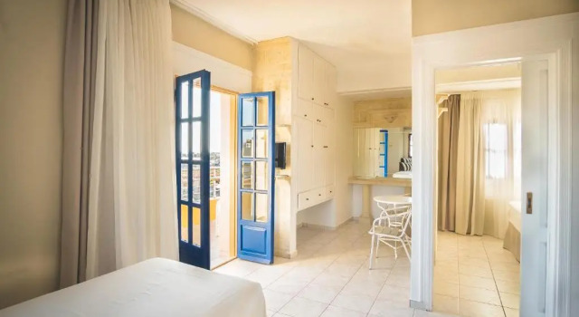 Полулюкс с балконом и с видом на бассейн Parthenis Hotel & Suites