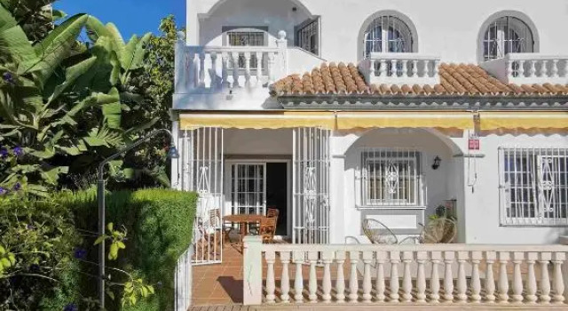 Town-House-Style Villa - on the Golden Mile, Забронировать Вилла Марбелья Коста-дель-Соль, рядом с Художественный музей Ralli