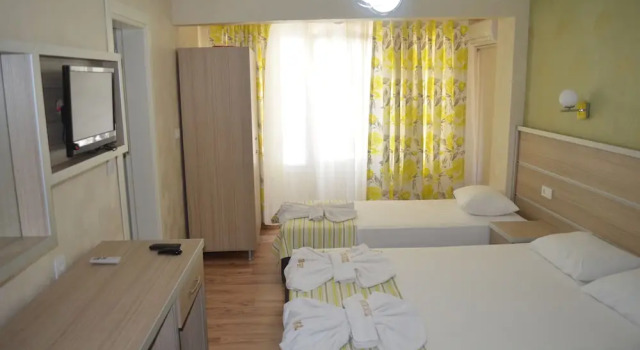 Трёхместный номер Standard с балконом Mostar Hotel