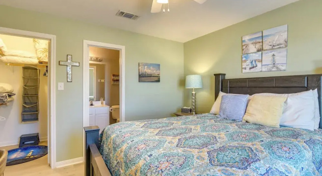 Galveston Getaway: Spacious Home < 1 Mi to Beaches, Забронировать Отель Галвестон Texas Gulf Coast, рядом с Загородный клуб Галвестона
