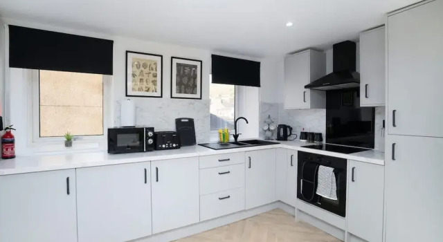 Апартаменты Modern 5 Bed-2 Bath Apartment