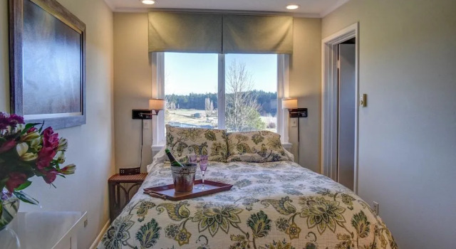 Trumpeter Inn, Забронировать Отель «постель и завтрак» Фрайдей-Харбор San Juan Islands, рядом с Историческое сообщество и музей San Juan