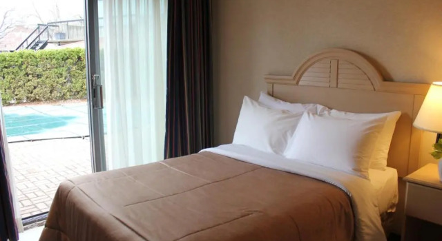 Двухместный номер Economy с видом на бассейн Confederation Place Hotel