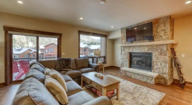 Коттедж с балконом The Alders Townhomes in East Keystone - Luxury 3 Bedroom + Den