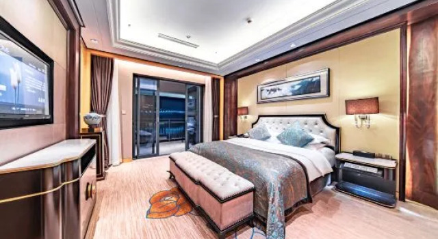 Executive Suite River & Holiday Maple Hotel